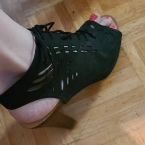Open toed strappy shoes, never worn